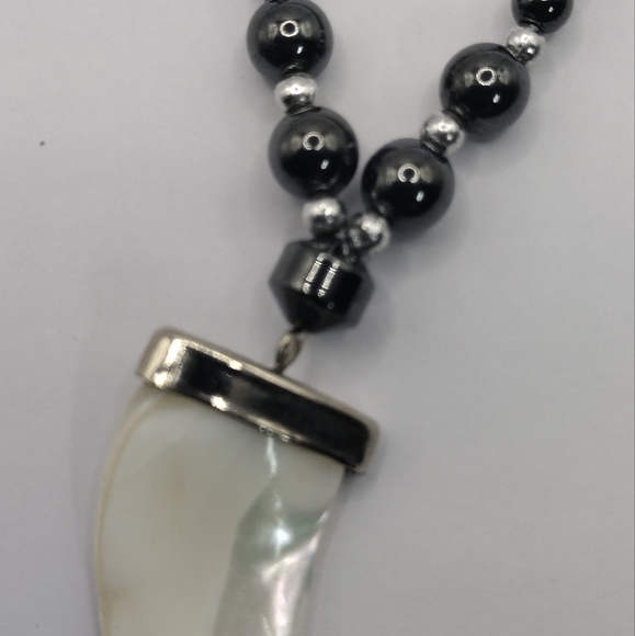 Hematite necklace Mother of pearl carved claw pendant - Picture 8 of 11